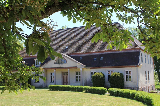 starý dům, vysoká střecha, zeleň